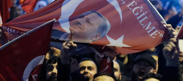 Redazione di operai Contro, la democrazia europea e quella turca  sono in guerra. Germania e Olanda proibiscono i comizi dei politici AKP per il referendum costituzionale  turco. Il dittatore Turco Erdogan, ricorda all’Olanda e alla Germania il loro passato nazista. Probabilmente i democratici europei hanno dimenticato che la Turchia del dittatore Erdogan è  il baluardo della Nato in Medio-Oriente Probabilmente i democratici europei hanno dimenticvato di aver pagato 3 miliardi di euro al dittatore Turco Erdogan per liquidare gli emigranti siriani. Il primo ministro Olandese ha usato cani e idranti per disperdere le migliaia di turchi che protestavano contro […]