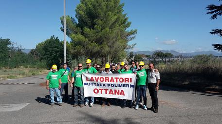 Caro Operai Contro, scade a settembre la cassa integrazione per i 70 operai della Ottana Polimeri in Sardegna. Per evitare di essere a breve “tutti a spasso” come dice Carlo Dearca operaio dello stabilimento. Hanno rialzato il tiro della lotta con una protestare davanti alla fabbrica che avevano occupato, e poi alcuni di loro erano saliti sopra una ciminiera. Carlo Dearca operaio dello stabilimento dichiara: “Scioperiamo non solo per i nostri posti di lavoro ma anche per gli operai dell’indotto, pulizie manutenzioni, trasporti, che oggi sono fermi e quindi protestiamo per un’altra settantina di posti di lavoro”. E ancora: […]