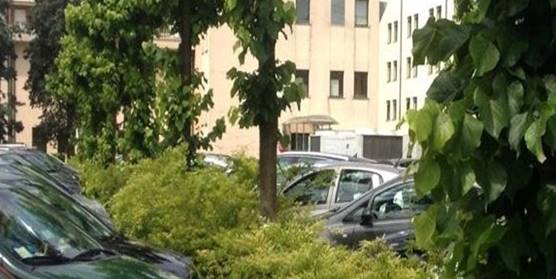 Caro Operai Contro, due avvisi di garanzia per il personale che ha preso in consegna Giovanni Battista Decimo, al Pronto Soccorso dell’Ospedale di Merate (Lc), morto appena uscito dal Pronto soccorso. In questo modo tutte le responsabilità si scaricano sull’ultimo anello della catena. Medici, paramedici e infermieri, diventano così il parafulmine dei drastici tagli alla Sanità. Non è una difesa d’ufficio del personale medico e paramedico, che come tutti gli umani potrebbero anche sbagliare, ma una triste constatazione che in questo modo, si assolvono in partenza i veri responsabili, che sono i tagli alla Sanità, dei governi Gentiloni, Renzi […]