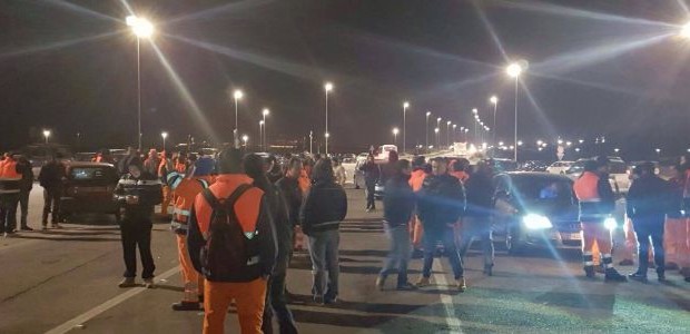 da contropiano.org di Elisabetta Della Corte Sciopero selvaggio al porto di Gioia Tauro. ‘Scendete dai mezzi, la trattativa con l’azienda è saltata’. Era questo il senso del messaggio che è circolato in rete tre giorni fa, mentre il sole era già calato nel mare. E così è stato. Su dodici gru nove hanno smesso di caricare e scaricare container. Dal tardo pomeriggio e per tutta la notte i portuali, un centinaio, con le tute arancioni che spiccavano sul piazzale, hanno dato il via al blocco di uno dei più grandi porti del mediterraneo. Poi nella mattinata successiva, una delegazione […]