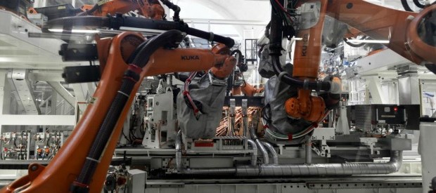 Redazione di Operai Contro, l’ISTAT si inventa continuamente aumenti del famoso PIL. Questa volta non si è potuta inventare nessun aumento della produzione industriale. Un operaio Produzione industriale in frenata a gennaio. Secondo l’Istat l’indice destagionalizzato è sceso, rispetto a dicembre, del 2,3%. Si tratta del calo mensile più ampio da cinque anni. Per trovare una contrazione maggiore bisogna tornare a gennaio 2012, quando il calo era stato del 2,8%. Rispetto al gennaio 2016, invece, si è registrato un calo dello 0,5%. I giorni lavorativi però sono stati 21 contro i 19 dello stesso mese dello scorso anno. La […]