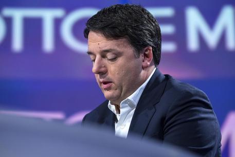 Redazione di Operai Contro, Matteo Renzi a Otto e mezzo ha detto: “Se c’è un parente di un politico indagato in passato si pensava a trovare le soluzioni per scantonare il problema ed evitare i processi. Io sono fatto in un altro modo: per me i cittadini sono tutti uguali. Anzi. Se mio padre secondo i magistrati ha commesso qualcosa mi auguro che si faccia il processo in tempi rapidi. E se è davvero colpevole deve essere condannato di più degli altri per dare un segnale, con una pena doppia”. “Se ci sono ricatti si va dai magistrati – ha […]