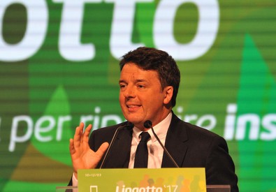 Redazione di Operai Contro, il gangster Renzi ha radunato gli affiliati del Pd al Lingotto di Torino. Renzi ha detto: ” sono felice di essere qui con voi, siamo felici di  essere insieme qui a Torino per ripartire insieme per un’avventura straordinaria” Renzi ha detto: “Non siamo qui per ripartire, perché non ci siamo mai fermati, non per motivarci perché siete più motivati di me, non siamo qui per cercare un titolo di giornale ma per discutere, dialogare, dividerci se serve”. Insomma Renzi riparte o no? Il gangster Renzi si ricandida a capo del governo dei padroni:”  Deve essere […]