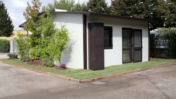 Redazione di Operai Contro Ad Amatrice sono state consegnate 25 casette in legno. Questa è la promessa del gangster Renzi: avrete tutte le casette prima di Natale. Siamo stanchi, bisogna dirlo, 7 mesi per consegnare queste case, che case non sono. Nessuno ascolta i cittadini. Sono più che arrabbiata, sono delusa. Mi sembra che sono passati 7 mesi per avere 25 casette, anzi container travestiti da casette””. E’ quanto ha detto una delle persone sfollate, Rita D’Annibale, interrompendo più volte, insieme ad altri residenti, gli interventi in corso alla cerimonia.     “I Sae – ha aggiunto – sono per l’emergenza, […]