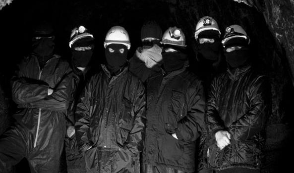  Redazione di Operai Contro, vi prego di pubblicare questo scritto del Corriere. Pur di fare profitti sulla pelle dei minatori, i padroni hanno estratto carbone nel Sulcis. Ci hanno massacrati e potevamo vivere senza lavorare. Un ex minatore di Gian Antonio Stella Vi pare sensato importare carbone nel Sulcis? La nonna dei minatori sardi Vincenza Urru, che come scrisse il cugino di Grazia Deledda Salvatore Cambosu credeva che il carbone sardo fosse oro zecchino maledetto da un sortilegio che lo trasformava in combustibile appena toccato, non potrebbe capire mai. Come non capiva Indro Montanelli che già mezzo secolo fa, […]