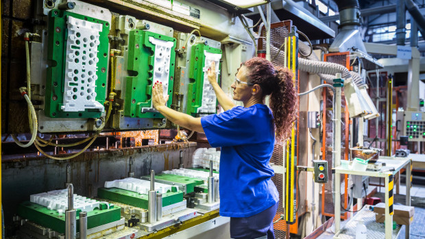 Redazione di Operai Contro, I sindacati firmatari del contratto con la FCA comunicano  che sarebbe stato raggiunto un accordo tra TEKSID e i sindacati firmatari per l’istituzione del “terzo turno” e per l’assunzione diretta di 10 lavoratori interinali già in servizio nello stabilimento. In realtà, si sta parlando del passaggio a 18 turni settimanali Attualmente sono in servizio altri 100 giovani operai interinali il cui lavoro quotidiano è ormai indispensabile per le produzioni dello stabilimento. Voglio ricordare a Teksid e ai sindacati firmatari che, mentre si chiedono di nuovo ulteriori sacrifici e turni, gli operai della Teksid di Carmagnola […]