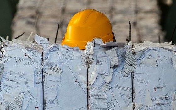 Redazione di Operai Contro, mercoledì 22 marzo sciopero alla Trevisan Servizi per l’Ecologia di Noale (Venezia) contro i dieci licenziamenti annunciati dalla proprietà. I lavoratori della Trevisan sono attualmente 78, i dieci dipendenti coinvolti nel licenziamento sono gli addetti alla cernita della carta da macero. L’annuncio degli esuberi risale a gennaio: i motivi della decisione, spiega la proprietà, risiedono “nella necessità di procedere alla riorganizzazione dell’azienda finalizzata anche alla riduzione dei costi di produzione, allo scopo di mantenere una posizione di competitività nel momento in cui molti tra i maggiori concorrenti stanno attuando sul prodotto una politica di grande […]