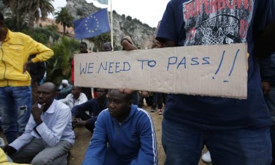 Redazione di Operai contro, gli amministratori di Ventimiglia hanno vietato la somministrazione di cibo e bevande ai migranti. Al Nord come al Sud gli amministratori brillano per il loro razzismo. Aiutano i migranti volontari francesi e qualche abitante di ventimiglia. La distribuzione del cibo avviene ogni sera in un parcheggio, in gran segreto: così i volontari francesi dell’associazione Roya Citoyenne sostengono i migranti di Ventimiglia, le persone che la Francia respinge e rimangono bloccate in Italia. Un’ordinanza del sindaco ha vietato la somministrazione di cibo e bevande su area pubblica ai “non autorizzati”. Da un mese il campo di […]