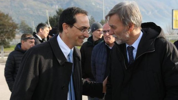 Caro Operai Contro, l’asfalto da rifare dopo 4 mesi rientra nella categoria dei ponti che crollano. L’asfalto nuovo era stato messo 4 mesi fa, proprio per l’arrivo del ministro Delrio andato ad inaugurare la Salerno-Reggio Calabria. In questi giorni proprio su quel tratto di autostrada stanno rifacendo l’asfalto. Anche Delrio dovrà rifare l’inaugurazione? Certo è che quello che ha inaugurato Delrio è un tipo di asfalto che dura 4 mesi e che d’ora in avanti potrà essere usato su tutte le autostrade in Italia, con grande felicità dei padroni del settore e dei loro amici politici. Con l’asfalto che […]