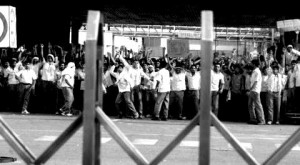 Siamo i lavoratori di Maruti Suzuki, siamo dietro le sbarre dal 18 luglio 2012 a causa di una vera e propria cospirazione, senza alcun tipo d’indagine preliminare. 147 di noi sono rinchiusi nella prigione centrale di Gurgaon. Da luglio, ben 2500 lavoratori con un contratto a tempo indeterminato sono stati licenziati. In questi ultimi otto mesi abbiamo inviato un appello ai funzionari amministrativi e ai rappresentanti eletti, tra cui il primo ministro dell’Haryana e il Primo Ministro dell’India. Ma i nostri appelli non sono stati ascoltati e non ci è stata concessa la cauzione. Le accuse presentate dalla polizia […]