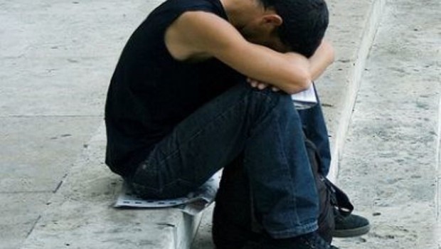 Redazione di Operai Contro,  le statistiche pubblicate dall’ISTAT sono dei falsi.  L’ufficio statistico europeo (Eurostat) fornisce tutta una serie di dati, dalla disoccupazione . Riporto alcuni dati Nel 2016 cinque regioni italiane (Calabria, Sicilia, Campania, Puglia, Sardegna) hanno fatto registrare un tasso di disoccupazione di almeno il doppio della media Ue (8,6%), ovvero superiore al 17,2%. La percentuale del 12% di disoccupazione in Italia è un falso fatto a uso e consumo dei giornalisti asserviti ai padroni e al governo E’ la Calabria la regione europea che nel 2016 ha fatto registrare il maggior tasso di disoccupazione giovanile: più […]