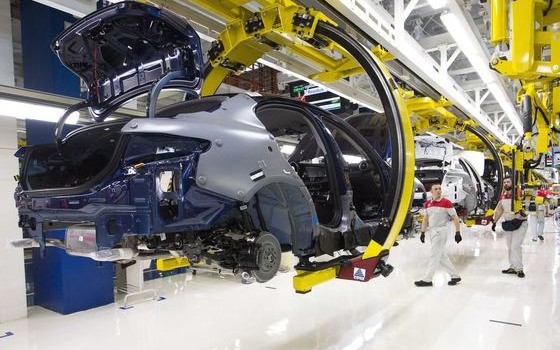 Redazione di operai Contro, il segretario generale della Cgil Susanna Camusso ha chiuso l’assemblea della Fiom con i lavoratori che si è svolta a Napoli con le seguenti parole:  “Con industrie di tali dimensioni, in altri paesi parlano i governi. Quello che manca in Italia è una strategia. E allo stesso tempo serve un piano industriale specifico per Fca. La futura pensionata d’oro è preoccupata del piano industriale di Marchionne. Ma la FCA aumenta i suoi profitti, mentre i salari degli operai diminuiscono. La FIOM sta sempre dalla parte di Marchionne contro gli operai. Il venduto Landini riprende: ” […]