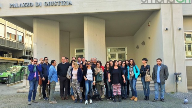 Redazione di Operai Contro, i parassiti della Flai Cgil, Fai Cisl e Uila Uil si sono accordati con la proprietà  sulle spalle degli operai L’intesa prevede l’utilizzo degli ammortizzatori per i siti compresi nell’area di crisi complessa Terni-Narni e un incentivo all’esodo per gli esuberi previsti nei siti di Cisterna di Latina e Spoleto (Fattorie Novelli). L’anno di cigs per area di crisi complessa riguarderà anche gli esuberi registrati tra i dipendenti di Alimentitaliani degli altri siti (Spoleto, Amelia ecc.) che saranno assorbiti presso la sede di Terni. L’intesa prevede, inoltre, anche un impegno per l’utilizzo di ammortizzatori, qualora necessari, per […]