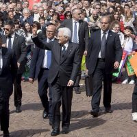 Redazione di Operai contro, quest’anno abbiamo avuto tanti 25 Aprile. Da quello degli operai della INNSE che hanno ricordato gli operai dell’Innocenti di Milano, a quello di Mattarella. Gli operai della Innse hanno ricordato gli operai della Innocenti e tutti gli operai che scioperavano e lottavano contro il fascismo come forma di governo dei padroni. Anche Mattarella ha celebrato il suo 25 Aprile affermando: “Non moriva la Patria in quei giorni, luttuosi e concitati. Tramontava, invece, una falsa concezione di nazione, fondata sul predominio, sul disprezzo dell’uomo e dei suoi diritti, sull’esaltazione della morte e sulla tirannide; una concezione […]