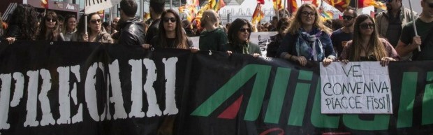 Redazione di Operai Contro, Alitalia ha avviato la procedura per la Cassa integrazione straordinaria Gli amministratori nominati dal governo vogliono far pagare ai lavoratori , con la riduzione dei salari, i profitti dei parassiti. Il problema, però, non è solo quello dei dipendenti, ma anche dell’indotto. L’allarme è arrivato dal sindaco di Fiumicino, Esterino Montino, che ha ricordato come la cittadina che ospita il principale scalo italiano sia “parte interessata”, perché “su 12.500 lavoratori, 2.500 sono residenti nel Comune e abbiamo ancora le ferite aperte della crisi del 2008”. Se poi si considera anche l’indotto Alitalia, ci sono altre […]