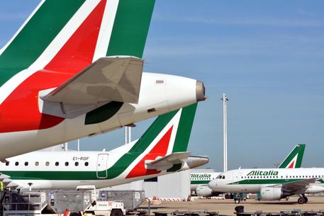 Redazione di Operai Contro, Alitalia e i sindacati hanno raggiunto un accordo per fregare noi lavoratori. Saranno ridotti gli esuberi tra il personale di terra a tempo indeterminato da 1.338 a 980 e la riduzione del taglio degli stipendi all’8%. Basta smettiamola i sindacati sono peggio dei padroni Un lavoratore Alitalia  