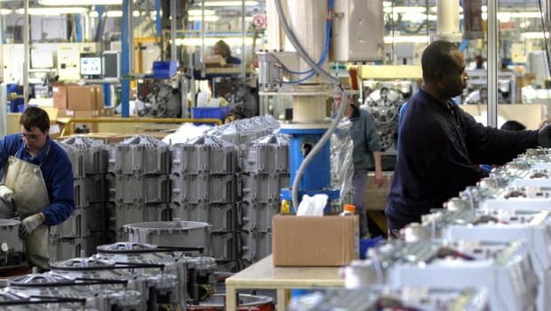 Redazione di Operai Contro, in Italia è stato stabilito un nuovo record: è l’unico paese europeo in cui il costo del lavoro, cioè i salari operai sono diminuiti. Questa è una conquista dei padroni, ma è anche una conquista dei sindacalisti. I sindacati sono sempre pronti  a chiedere la cassa integrazione e i contratti di solidarietà. I sindacati firmano contratti in cui l’aumenrto del salario è microscopico. I sindacati con il ricatto dei licenziamenti costringono gli operai alla diminuizione dei salari. Il calo dei salari è salutato con brindisi di festeggiamenti dei padroni. Con il calo dei salari aumentano […]