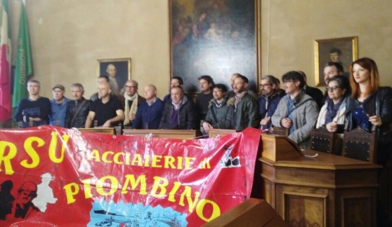 PIOMBINO 12 aprile 2017 – Abbiamo appreso dalla stampa che nella giornata di giovedì membri delle segreterie nazionali di FIM, FIOM e UILM verranno a Piombino. Ma non verranno nella sede dell’occupazione, a decidere come comportarsi assieme agli operai. No, ciascuno di loro incontrerà i propri delegati nel segreto delle chiuse stanze delle loro sedi. Per imporre la loro linea. La decisione è gravissima per due ordini di questioni: Il primo è che in questi giorni si è parlato molto di assemblea aperta e decisionale e la discussione è continuata fino ad ieri sera, con dichiarazioni possibiliste da parte […]