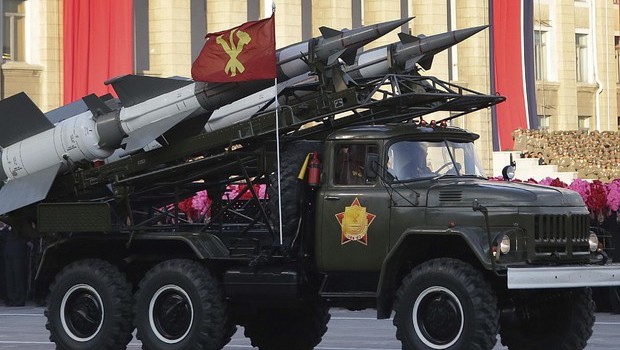 Redazione di Operai Contro, ha ragione il Partito operaio. Borghesia e piccola borghesia USA tornano ad appludire Trump. Gli USA mostrano alle borghesie di tutto il mondo la loro potenza militare e affermano di non temere la guerra nucleare e che sono disposti a farla. Le minacce di bombardamento della Corea del Nord sono avvisi di guerra di Trump alla Cina. “Una guerra nucleare potrebbe scoppiare da un momento all’altro nella penisola coreana” ha detto l’ambasciatore nordcoreano all’Onu, I leccaculo della stampa e i politici italiani fanno il tifo per Trump Come dice il Partito operaio: “ Piano piano, […]