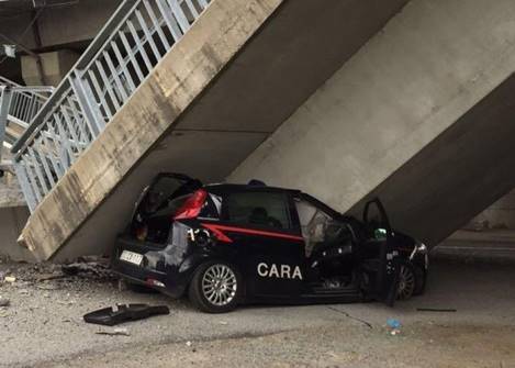 Caro Operai Contro, già il terzo ponte che crolla nel giro di poco tempo. Gentiloni capo del governo e i suoi ministri dicono di aver avviato indagini per questi fatti “inaccettabili”. Nessuno di loro avanza l’ipotesi che forse c’era poco cemento e tanta sabbia, poco ferro e magari di scadente qualità, oppure invece di progettisti, c’erano amici dei politici, appalti e subappalti ecc. ecc. Il governo Gentiloni nominerà un autority o un commissario straordinario per i ponti che crollano? Riusciranno i nostri eroi a trovare i responsabili, o daranno la colpa al terremoto, alle alluvioni, alle stagioni che non […]