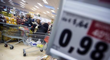 Caro Operai Contro, in Italia il volume delle vendite al dettaglio è calato del 2,4% in un anno. Sono sempre più numerose le famiglie operaie e quelle con analoga disponibilità economica, costrette a sopravvivere nella mera sussistenza. In numero crescente si rivolgono a istituti caritatevoli per un piatto di pasta. Tanti senza lavoro o dopo essere stati licenziati, hanno dovuto lasciare la casa, con la “colpa” di essere morosi, emarginati dalla società cercano un tetto e indumenti in strutture umanitarie. Finiti gli ammortizzatori sociali l’onda dei licenziamenti prorompe con tutta la sua devastazione. I figli non trovano lavoro, i […]