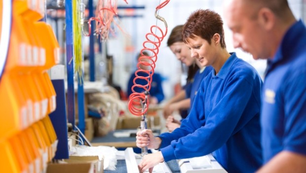 Redazione di Operai Contro, L’ISTAT comunica che in Italia ci sono 4 milioni e mezzo di persone in condizioni di povertà assoluta. I poveri relativi sono 8 milioni e mezzo. Poveri vuol dire chre sono persone che non possono comperare cibo, non possono pagare l’affitto ecc. I politici dello sdtato dei padroni devono essere contenti del lavoro fatto: oltre 13 milioni vivono in italia in condizioni di povertà. I disoccupati non hanno un salario e sono il 15% della popolazione. I sindacati per venire in aiuto ai profitti dei padroni, propongono cassa integrazione e contratti di solidarietà. Gli uni […]