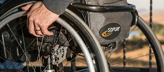 Redazione di Operai Contro, noi disabili dai governi abbiamo avuto solo promesse, cioè chiacchiere. Renzi, il conte Gentiloni, sono i peggiori. L’accozzaglia dei parassiti del Pd nel parlamento dei padroni sono i degni sgherri dei due delinquenti. L’unica cosa che abbiamo ottenuto sono tagli. Un disabile dal fattoquotidiano Li aveva tagliati. Le famiglie e le associazioni avevano protestato e così aveva annunciato che li avrebbe ripristinati. Oggi si scopre che non è così: “Il governo non ha mantenuto la parola”, denuncia l’assessore lombardo all’Economia Massimo Garavaglia commentando il decreto con la manovra e l’assenza delle risorse attese per il welfare per recuperare al […]