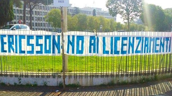 Redazione di Operai Contro, i padroni della Ericsson hanno chiesto altri 350 licenziamenti collettivi Ieri 20 aprile, in occasione dello sciopero nazionale dei dipendenti di Ericsson, si è svolto davanti alla sede della prefettura di Roma un sit-in di protesta contro l’ennesima procedura di mobilità, avviata dall’azienda lo scorso 14 marzo. Per i sindacati è stata la solita preghiera ai governanti e ai politici Il padrone e i politici sanno bene la strategia dei licenziamenti che i padroni della Ericsson portano avanti. I sindacati puntano a portare i lavoratori allo sbando Un operaio Ericsson Roma    
