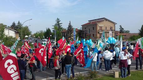 Caro Operai Contro, i lavoratori di negozi e grande distribuzione proseguono lo sciopero contro l’apertura nei giorni festivi. In tanti posti sono già programmati gli scioperi per il 25 aprile, il 1° maggio e il 2 giugno. Supermercati e centri commerciali non sono come gli ospedali dove c’è sempre bisogno di personale che cura e assiste i malati. È solo per una questione di esasperata concorrenza che, specialmente nella grande distribuzione, i padroni costringono al lavoro nelle festività, e anche di notte. Sosteniamo gli scioperi contro il lavoro festivo, gli orari selvaggi, l’esasperata flessibilità degli operai. La resistenza ai […]