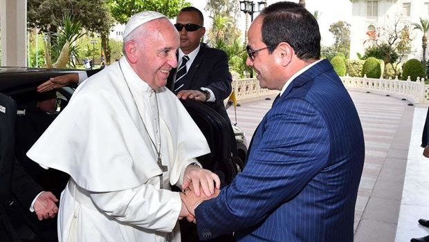 Redazione di Operai Contro, Francesco non cessa di stupirci. E’ volato al Cairo a stringere la mano al dittatore assassino Al Sisi e al suo consigliere religioso di Al-Azhar, Ahmed Al Tayyib. Io sarò un poco moralista, ma voglio ricordare: – Al Sisi è il dittatore egiziano che ha condannato a morte centinaia di egiziani tra cui moltissimi operai, colpevoli solo di aver scioperato. – Al Sisi rinchiude nelle prigioni del regime migliaia di egiziani e li sottopone ad ogni tipo di tortura. – la polizia politica di Al Sisi è colpevole della tortura e dell’ucccisione di Regeni – […]