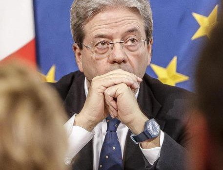 Redazione di Operai Contro, lo stato ha regalato ai vari padroni dell’ALITALIA in 10 anni più di 8 miliardi. Colannino, Montezemolo e soci si sono mangiati i regali . Il governo non ha il coraggio di espropiare Non espropria i padroni parassiti . Gentiloni, ha chiarito: “Sulla questione Alitalia bisogna dire la verità, l’ho già detta prima, lo dico anche adesso: non ci sono le condizioni per una nazionalizzazione di Alitalia. Tuttavia il governo si sente impegnato a difendere lavoratori, utenti, contribuenti e cittadini per non disperdere risorse e asset della compagnia. Ci lavoreremo sapendo tuttavia che l’esito del […]