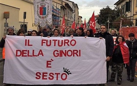 Redazione Operai Contro, Sciopero venerdì 20 aprile degli operai della Richard Ginori di Sesto Fiorentino (Firenze), con manifestazione davanti alla sede aziendale La protesta, per la disputa sui terreni della Ginori, che sta mettendo a rischio 280 posti di lavoro. Il terreno su cui ora risiede la fabbrica  è delle banche Unicredit, Bnl e Popolare di Vicenza: queste, però, “hanno ceduto il loro credito ad altri istituti (Dobank, ad esempio) che vogliono realizzare rilevanti plusvalenze”. La fabbrica rischia così “di lasciare per sempre Sesto Fiorentino, mettendo a repentaglio 280 posti di lavoro”. Un operaio Ginori