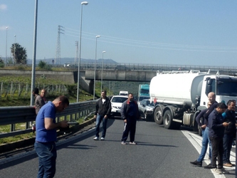 Caro Operai Contro, i giovani non conoscono le imprese del dott. Guida. Fu, fra l’altro, questore prima a Torino e poi a Milano dal 1968 al 1970. Mi è tornato in mente leggendo della solerzia del questore di Reggio Calabria, nei confronti dei portuali di Gioia Tauro che l’altro ieri, manifestavano contro 400 licenziamenti. L’allora presidente della Repubblica Pertini, si rifiutò pubblicamente di stringere la mano al dott. Guida. Chissà se il questore di Reggio Calabria si ispira all’operato del dott. Guida, immortalato in una canzone di Trincale: “L’orologio del dott. Guida”. Esprimiamo la solidarietà e scendiamo in lotta […]