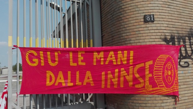 Domani  2 maggio,  sarà la nona settimana di presidio delle portinerie della Innse contro i  licenziamenti e contro la nuova richiesta di altri 11 mesi CIGS per “riorganizzazione” che il padrone ha chiesto . La FIOM, dopo le nostre  pressioni esercitate nei confronti dei segretari regionale e provinciale, e  dopo il nostro presidio, con un  picchetto molto combattivo, davanti ai cancelli  dall’ARIFIL, ha ritenuto opportuno non sottoscrivere nessun accordo. Ha inviato una comunicazione scritta, sia all’ARIFIL che al  padrone, scrivendo nella lettera che: ” non sussistono i presupposti per un accordo sindacale”. Sabato 29 aprile una delegazione della INNSE, […]