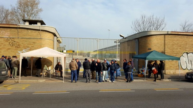 Riceviamo e pubblichiamo Cari compagni e care compagne, cari sostenitori e care sostenitrici, cari simpatizzanti solidali con la lotta degli operai dell’INNSE di Via Rubattino, 81- Milano, Mi permetto di diffondere il seguente stralcio di un appello, lanciato dagli operai e dagli impiegati dell’INNSE di Milano in un momento in cui la loro situazione è delicatissima (a causa di ciò da qualche giorno gli aggiornamenti sulla loro lotta non sono stati più effettuati). Ecco lo stralcio dell’appello degli operai dell’INNSE: “…chiediamo a tutti i nostri sostenitori e solidali, a tutti quelli che hanno a cuore la nostra lotta, di partecipare in massa al presidio sotto la sede […]