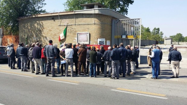 Redazione di Operai Contro, Trentaquattresimo giorno di presidio della portineria della Innse. Ringraziamo tutti i nostri solidali e sostenitori che oggi hanno partecipato alla commemorazione, avvenuta davanti ai cancelli della Innse, degli operai della Innocenti che nel 1943 scioperarono contro il governo fascista e furono deportati nei campi di sterminio nazisti, pagando con la vita la loro opposizione al fascismo e la loro ribellione al padrone. Intanto l’azienda oggi ha affisso nelle bacheche la lista degli operai e impiegati posti in CIGS, insistendo con la sua politica del taglio dei salari  che continua dal marzo 2016 e continuerà per […]