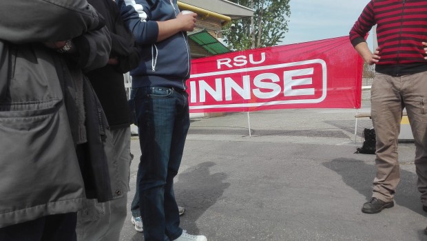 Quinta settimana di presidio della portineria della Innse. Domani saremo di nuovo in tribunale, per la seconda udienza dei primi 19 provvedimenti disciplinari comminati dall’azienda. I provvedimenti disciplinari comminati dall’azienda a quasi tutti gli operai sono ben 38, il tribunale del lavoro di Milano  li ha divisi divisi in due udienze distinte , davanti a due distinti giudici . In questa seconda udienza il giudice che segue i primi 19, forse,  dovrebbe sentire i testimoni a nostro favore. Ricordiamo a tutti i simpatizzanti, ai sostenitori e ai solidali con la nostra lotta, che è attiva una pagina web giulemanidallainnse.it […]