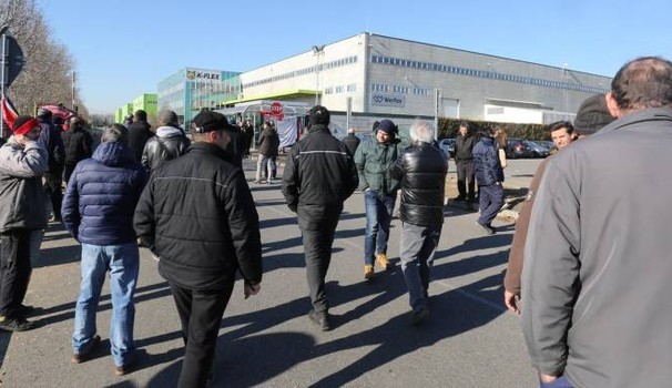 Caro Operai Contro, il sindacato aveva sospeso lo sciopero ininterrotto da 80 giorni. Ma il padrone della K- Flex ha impedito agli operai di rientrare in fabbrica. E’ una serrata? Il padrone decide quando gli operai devono o non devono fare sciopero? Il sindacato ha denunciato K- Flex per condotta anti sindacale perché ha violato l’accordo di dicembre in cui si impegnava a mantenere il sito a Roncello e a non ridurre personale fino al 2018. Il presidio sulle portinerie continua, gli operai dovranno decidere nuove iniziative, a prescindere dall’udienza in tribunale fissata per i primi giorni di maggio. […]