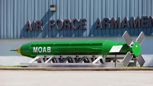 Redazione di Operai Contro, l’assassino Trump non ha niente da invidiare all’assassino Assad. Sono più di dieci anni che gli USA e i loro alleati compiono stragi di civili in Afghanistan, ma a Trump non bastava. Gli Usa hanno sganciato la bomba Moab (la ‘madre di tutte le bombe’) sull’Afghanistan orientale E’ la prima volta che la superbomba è usata in combattimento. La ‘Massive ordnance air blast’ pesa quasi 10 tonnellate e ha la forza di distruggere tutto nel raggio di centinaia di metri. “Un altro grande successo, sono orgoglioso dei nostri militari”, ha detto Trump. L’obiettivo, dice la […]