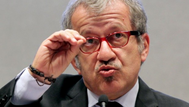 Redazione di Operai Contro, spesso Maroni ripete che l’azienda sanitaria Lombarda è la migliore del mondo. Io penso che non sia vero. Il tuo medico della mutua ti rilascia una richiesta di visita Fisioterapica e inizia il calvario.Telefoni al cemtro unico di prenotazione 800 638 638 e gli chiedi di voler fare la visita all’ospedale Bassini. La risposta è che il posto c’è ad ottobre 2017, ma siamo a febbraio 2017. Fai osservare che sei un disabile è che l’ospedale Bassini è il più vicino a casa. Niente da fare. Se vuoi a Giugno c’è un posto in un […]