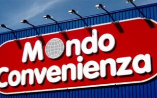 Redazione Operai Contro, I padroni per ottenere il massimo dei profitti si fanno concorrenza sfruttando oltre ogni limite gli operai, aumentando loro le ore di lavoro o i ritmi di produzione. Ma se non riescono a raggiungere il profitto voluto per arricchirsi, diminuiscono il salario utilizzando la cassa integrazione, i contratti di solidarietà e talvolta in modo ricattatorio costringono gli operai ad accettare un cambio di società per ridurgli drasticamente il salario. Stamane 40 operai hanno scioperato e bloccato il magazzino merci di Montichiari (BS) di Mondo Convenienza rispondendo alla prepotenza del loro padrone che li ha licenziati perché […]