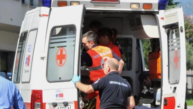 Caro Operai Contro, la cronaca dice che i carabinieri indagheranno “sui motivi per i quali l’operaio, malgrado l’età avanzata, venisse ancora impiegato nell’attività lavorativa”. Sicuramente non lo faceva per sport, e neanche per passione, o per togliere un posto di lavoro ai giovani. Se un operaio a 71 anni si accascia e muore sul lavoro, è perché costretto dalla civiltà delle barbarie in cui ci troviamo. Non escluso come accade spesso, per aiutare qualche figlio o nipote disoccupato, o entrambi. Era fuori tempo con l’età, diranno scandalizzati i perbenisti abituati a puntare il dito contro gli operai. Ma l’esigenza […]