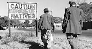 Caro Operai Contro, introduzione del sindaco-sceriffo con poteri di dare la caccia ai migranti; limitazioni dell’agibilità dei migranti e delle attuali garanzie per i richiedenti asilo, per i quali viene abolito un grado di giudizio. Questi sono i due punti salienti del decreto del ministro Minniti contro i migranti. Un decreto che sembra una legge sull’apartheid, come rileva anche “Il fatto quotidiano” nell’articolo che qui allego. Il Pd è alla frutta: scavalca Salvini a destra illudendosi in questo modo di fermare l’emorragia di consensi e di voti. Sarà ancora l’astensionismo il primo partito delle prossime elezioni. Saluti da un […]