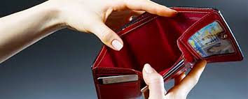 Caro Operai Contro, gli ultimi dati dell’Istat dicono che il carovita in un anno è aumentato di 532 euro. Il governo Gentiloni ci darà lui i soldi per pagare questo nuovo salasso? Ci mancava anche la ripresa del carovita a colpire gli operai, gli strati sociali più poveri e quelli impoveriti. I partiti sono tutti presi a farsi gli sgambetti in vista delle prossime elezioni. Preoccupati di non raggiungere il quorum, il Pd ed altre frattaglie politiche che formano il governo Gentiloni, stanno pensando quale tipo di legge elettorale possa loro consentire di rimanere al governo. Questa è la […]