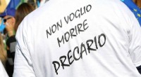 dal fatto quotidiano È la dannazione di molte generazioni, dai nati negli anni Sessanta che ormai hanno cinquant’anni, ai venticinquenni di oggi, nati negli anni Novanta: avere un lavoro, anche a tempo pieno, che però non consente la sopravvivenza. La possibilità, cioè, di pagare un affitto, le bollette, le spese alimentari e quelle, magari, di uno o due figli. Il diritto, come recita la nostra Costituzione, ad avere “una retribuzione proporzionata alla quantità e qualità del proprio lavoro e in ogni caso sufficiente ad assicurare a sé e alla famiglia un’esistenza libera e dignitosa”. Al contrario questi lavoratori sono […]
