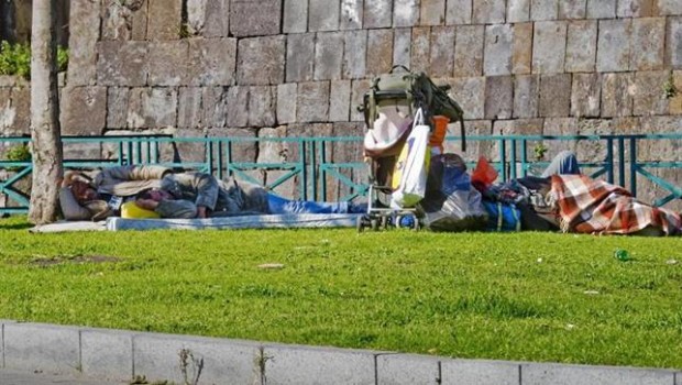 Caro Operai Contro, il governo Gentiloni lo chiama “reddito d’inclusione”. Viste le misure che contiene la legge delega in preparazione, non si capisce dove dovrebbero essere “inclusi” i poveri che ne saranno destinatari, se non nella condizione ghettizzata dove si trovano già, relegati da questo sistema sociale. “L’inclusione” nelle dichiarazioni del governo Gentiloni, dovrebbe permettere alle famiglie destinatarie, di uscire dalla condizione di povertà, con un misero sussidio mensile subordinato all’accettazione di alcuni punti del tipo: “mandare i figli a scuola”, magari comprandogli pure i libri e il vestito “buono”. I destinatari del “Reddito d’inclusione” individuati dal governo Gentiloni […]