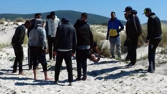 Redazione di Operai Contro, Il capo del governo Italiano Gentiloni ha fatto un accordo con le bande armate dei signori della guerra libici per bloccare gli emigranti nei campi di concentramento in libia. Gentiloni è complice di queste bande che sfruttano la miseria degli emigranti. Grazie alla negazione della libera circolazione degli emigranti, decisa dai padroni e governi dell’europa, le bande armate libiche possono tenere prigionieri, torturare e sfruttare gli emigranti. Sono i padroni europei e i loro governi i veri responsabili, i veri procacciatori di affari di questi criminali. I padroni non fermeranno la loro crisi economica impedendo […]