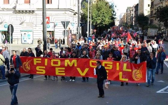 Sciopero alla Sevel di Atessa, nel teatino, la più grande fabbrica italiana del gruppo Fca, per contestare l’ordine impartito dal responsabile Ute di tornare al lavoro mentre un operaio, appena infortunatosi, si trovava a terra svenuto in attesa dell’arrivo dei soccorsi. Spiega il segretario generale Fiom-Cgil, Davide Labbrozzi: «Un addetto allo svolgimento delle attività di montaggio ieri mattina, ha urtato violentemente la testa su un parter prelievo sedili (braccio meccanico per il sollevamento dei sedili). Detto incidente ha provocato la perdita di conoscenza e la caduta a terra di un lavoratore che aveva appena iniziato il turno di lavoro. […]