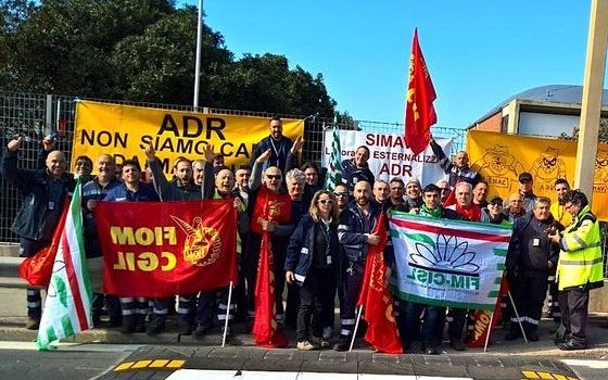 Redazione di Operai Contro, La SIMAV ( società che si occupa della manutenzione dei mezzi ) che operano all’interno dell’aeroporto di Roma Fiumicino, ha comunicato 67 licenziamenti. Dopo l’accordo dei sindacati con Alitalia per gestire i licenziamenti, si è aperta la diga degli esuberi Al solito i sindacati volevano un tavolo per rendere più competitiva la Simav Il 21 aprile scioperiamo, ma è ora di farla finita con i piani industriali per garantire i profitti ai padroni. Un operaio SIMAV