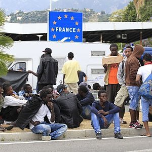 Caro Operai Contro, a Ventimiglia il sindaco del Pd aveva vietato di dare acqua e cibo agli immigrati per strada o in giacigli di fortuna. Lo stesso sindaco è stato costretto a revocare l’ordinanza dal crescere della mobilitazione popolare e di associazioni che stavano organizzando per domenica prossima una imponente manifestazione. Il sindaco del Pd voleva impedire qualsiasi aiuto da parte della popolazione, nei confronti degli immigrati. Tre cittadini francesi sono stati multati e denunciati per aver dato cibo ai migranti, anche se l’ordinanza adesso è stata ritirata dovranno affrontare il processo. Il sindaco ha ritirato l’ignobile ordinanza, quando […]